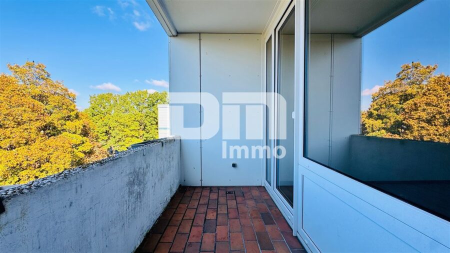 Gepflegte Dreizimmerwohnung mit Loggia in idyllischer Ortsrandlage /Campusnähe - Balkon